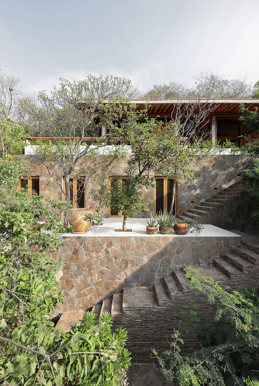 Дом в Тороне II / IUA Ignacio Urquiza Arquitectos - Экстерьерная фотография, сад