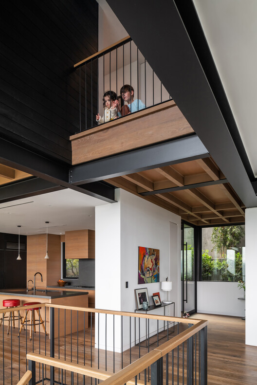 t House / ANX / Aaron Neubert Architects - Интерьерная фотография, Кухня, Стол, Окна, Балка, Фасад, Стул, Перила