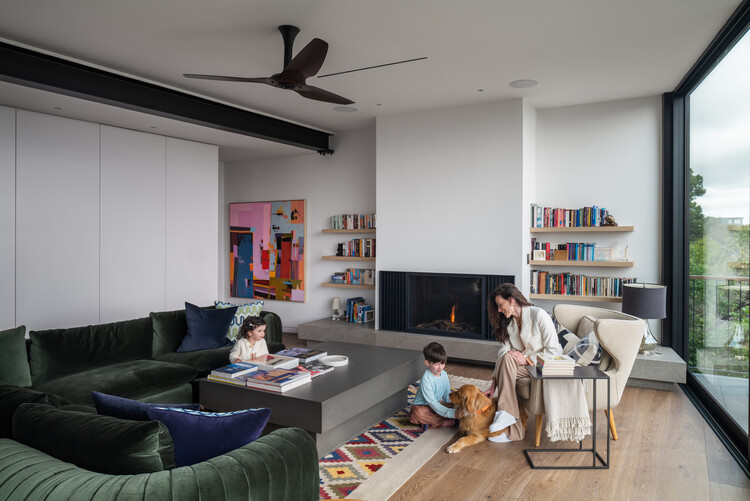 t House / ANX / Aaron Neubert Architects - Интерьерная фотография, Гостиная, Диван, Стол, Стеллажи