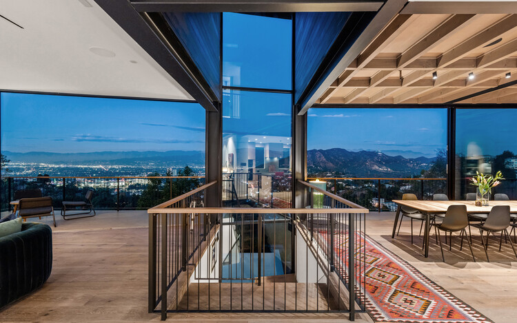 t House / ANX / Aaron Neubert Architects - Интерьерная фотография, стол, стул, окна, фасад, балка, патио