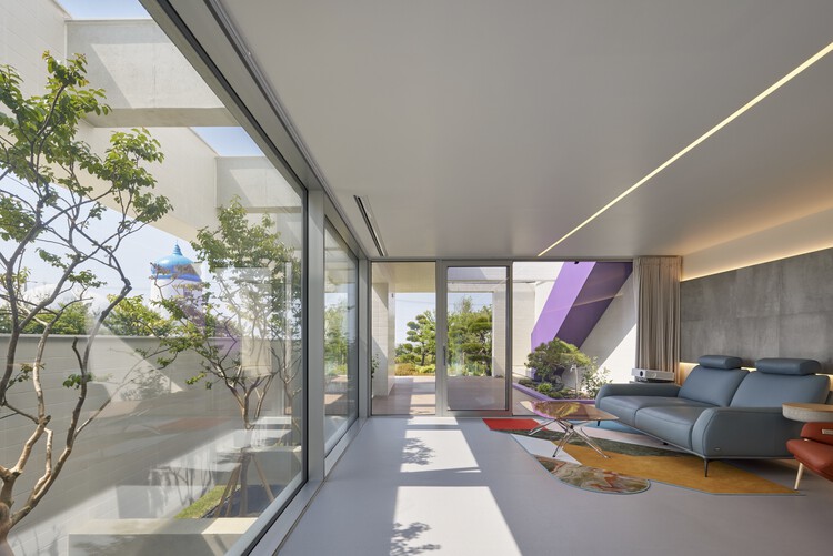 Квадратный дом / ilsangarchitects - Интерьерная фотография, Гостиная