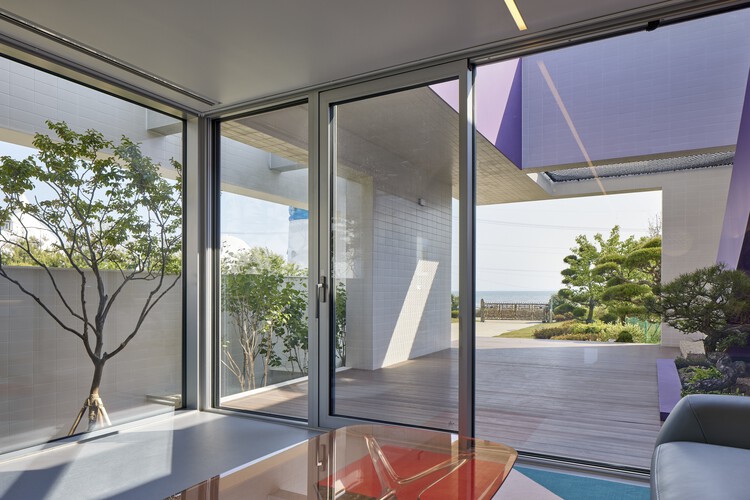 Square House / ilsangarchitects - Интерьерная фотография, Окна, Стул, Фасад