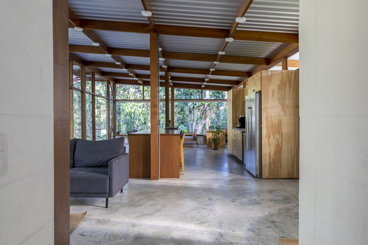 Canto Verde House / Kiti Vieira Arquitetura - Интерьерная фотография, стул, балка