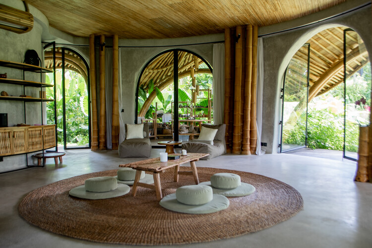 Yoga & Spa Ubud / Pablo Luna Studio - Интерьерная фотография, стол, окна, луч