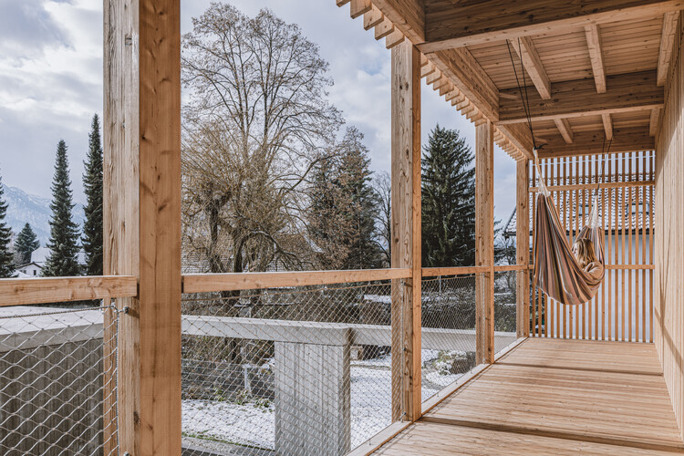 House L / dunkelschwarz - Интерьерная фотография, Балка, Перила, Палуба, Лес