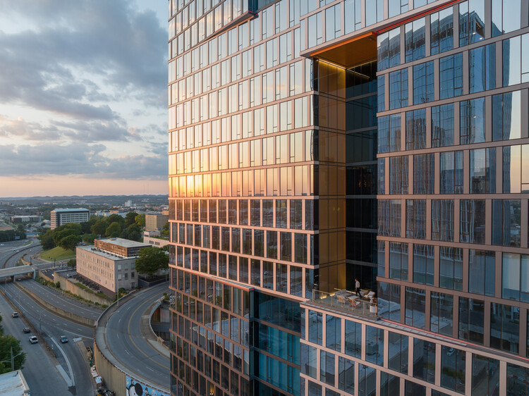 Alcove Residential Tower / Goettsch Partners - Экстерьерная фотография, окна, фасад, городской пейзаж