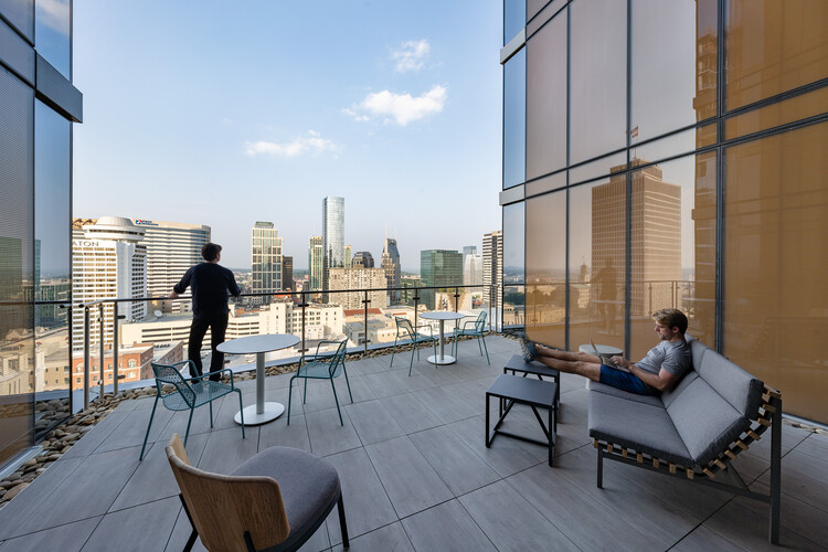 Alcove Residential Tower / Goettsch Partners - Экстерьерная фотография, стол, стул