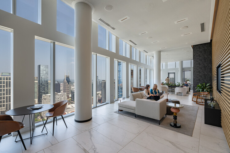Alcove Residential Tower / Goettsch Partners - Интерьерная фотография, Гостиная, Стол, Диван, Окна, Стул