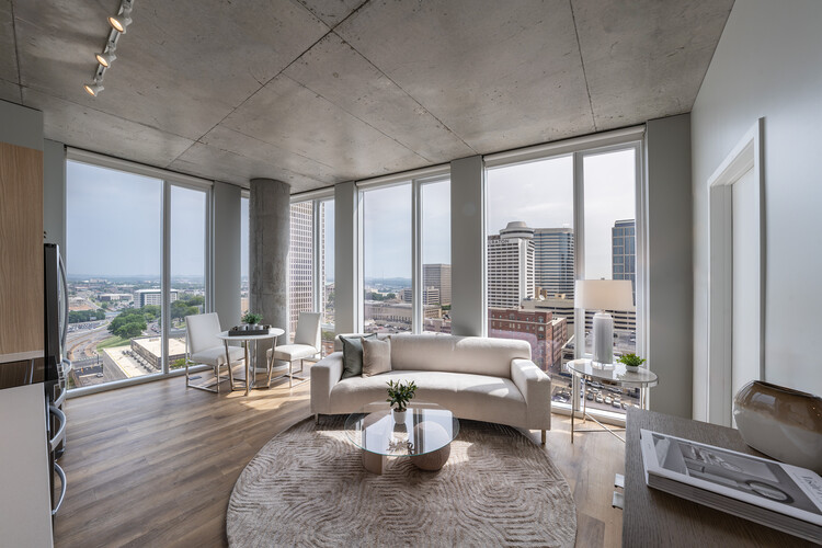 Alcove Residential Tower / Goettsch Partners - Интерьерная фотография, Гостиная, Стол, Диван, Окна, Стул