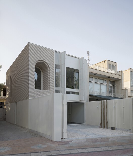 Офис и магазин White Trio House / Студия White on White - Экстерьерная фотосъемка, Окна, Фасад