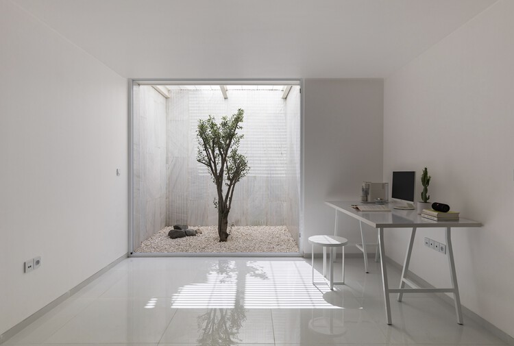 Офис и магазин White Trio House / White on White Studio - Интерьерная фотография, Стол, Окна, Стул