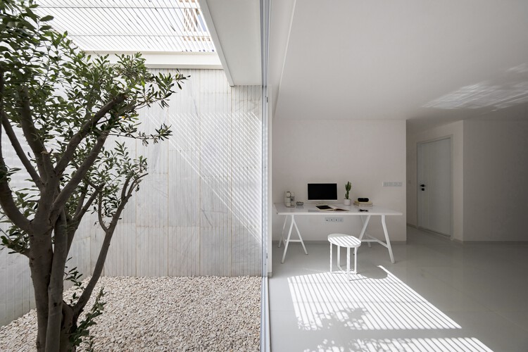 Офис и магазин White Trio House / White on White Studio - Интерьерная фотосъемка, Стол, Стул, Окна