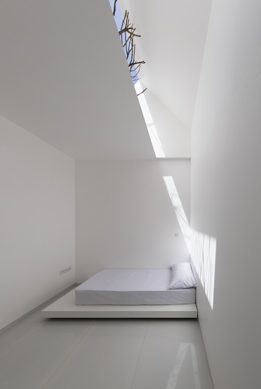 Офис и магазин White Trio House / White on White Studio - Интерьерная фотография, Спальня
