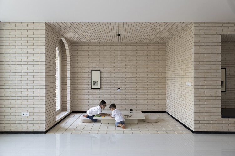 White Trio House Office and Store / White on White Studio - Интерьерная фотосъемка, Окна
