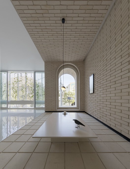 Офис и магазин White Trio House / White on White Studio - Интерьерная фотография, Окна, Балка
