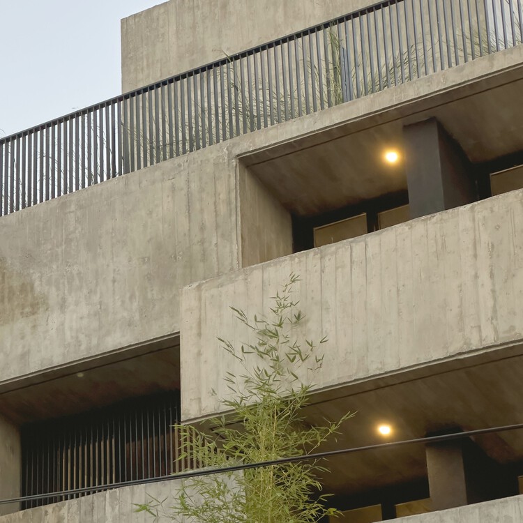 Многоквартирный дом Gabbro Refinería / Ambrosioni Balparada Arquitectos - Наружная фотография, Фасад