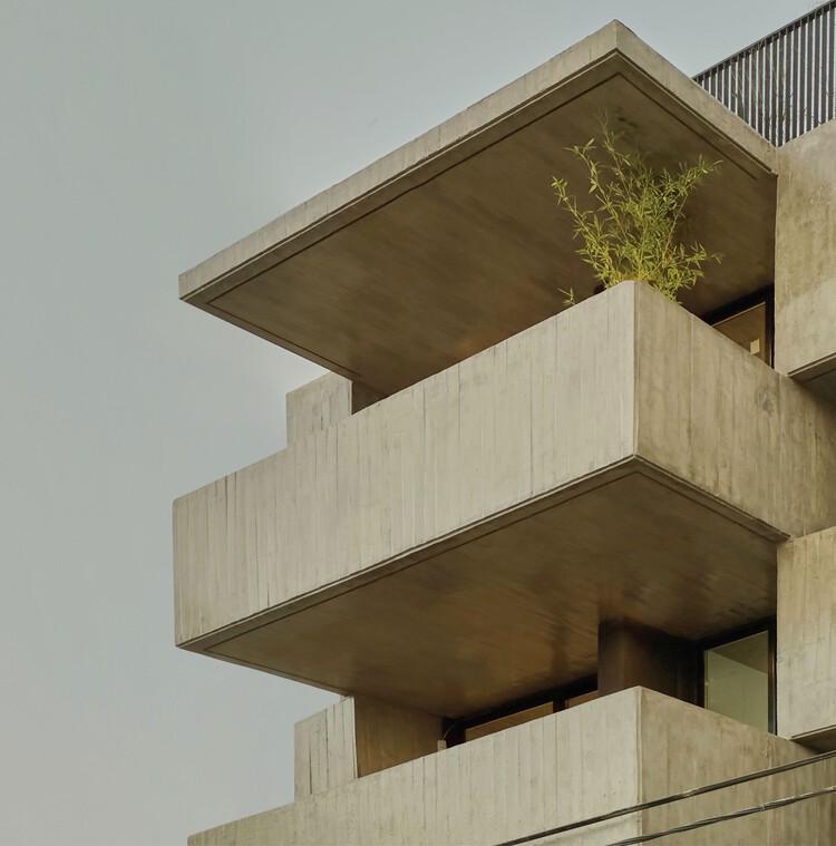 Многоквартирный дом Gabbro Refinería / Ambrosioni Balparada Arquitectos - Интерьерная фотография, Лестницы, Фасад, Бетон