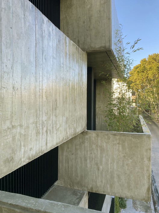 Жилой дом Gabbro Refinería / Ambrosioni Balparada Arquitectos - Наружная фотография