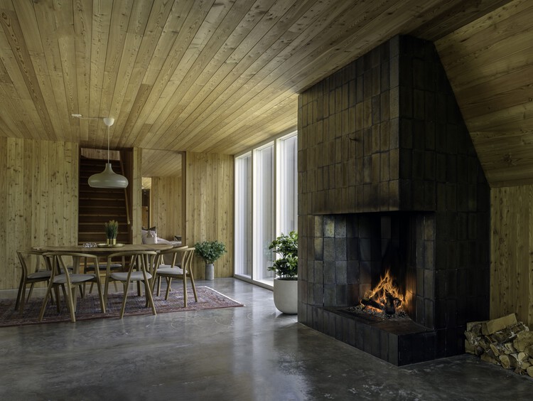 A Frame Ski Lodge / Måns Tham Arkitektkontor - Интерьерная фотография, стул, балка, окна