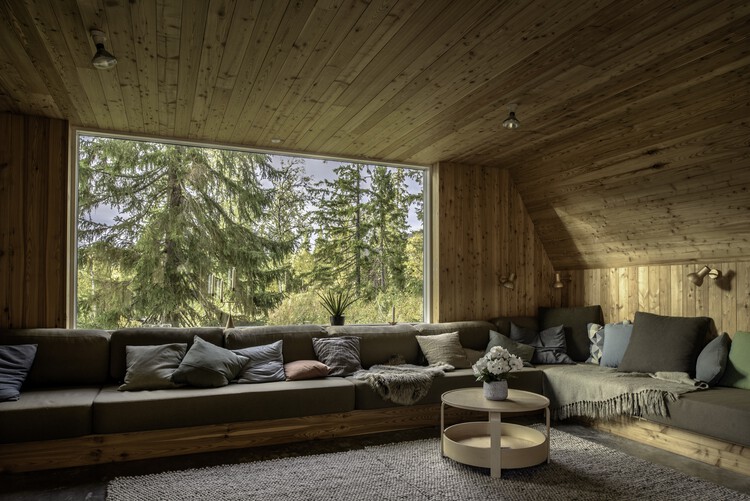 A Frame Ski Lodge / Måns Tham Arkitektkontor - Интерьерная фотография, Гостиная, Диван, Балка