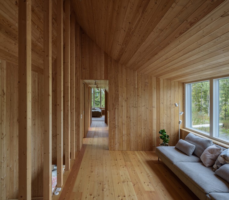 A Frame Ski Lodge / Måns Tham Arkitektkontor - Интерьерная фотография, Гостиная, Окна, Диван, Балка