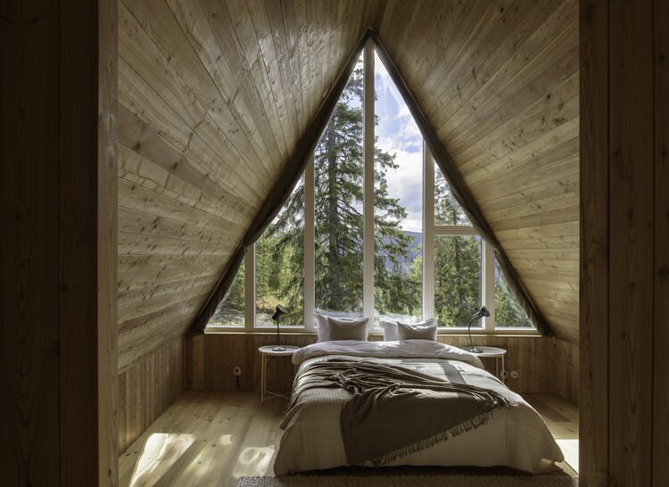 A Frame Ski Lodge / Måns Tham Arkitektkontor - Интерьерная фотография, Спальня, Кровать, Окна, Балка