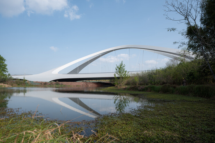 Мост через реку Цзянси / Zaha Hadid Architects - экстерьерная фотография, набережная, балка
