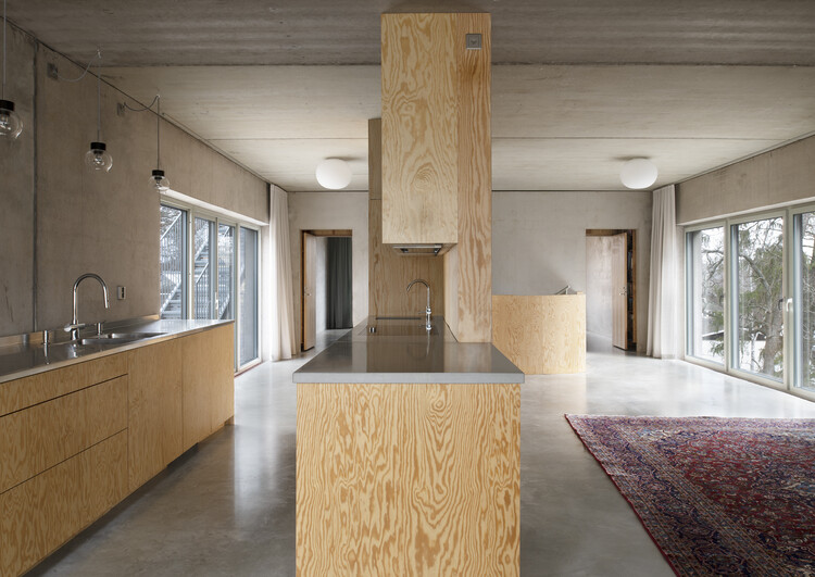 T House / Spridd - Интерьерная фотография, Кухня, Столешница, Раковина, Окна, Балка