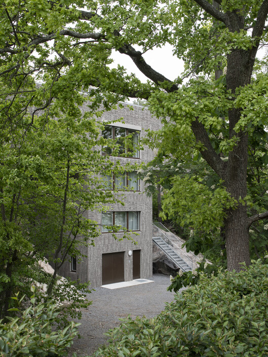 T House / Spridd - Внешняя Фотография, Окна, Сад, Лес