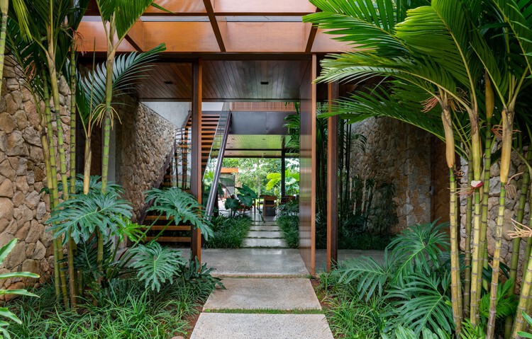Residência ZV / F:Poles Arquitetura - Интерьерная фотография, Сад, Двор