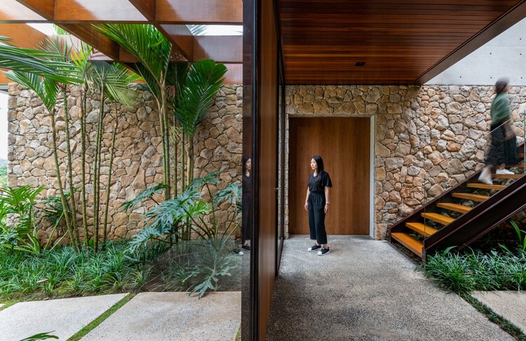 Residência ZV / F:Poles Arquitetura - Интерьерная фотография, Фасад, Балка