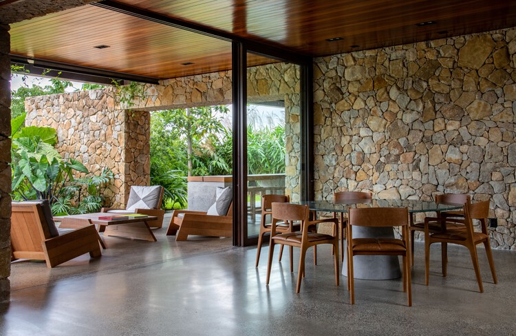 Residência ZV / F:Poles Arquitetura - Интерьерная фотография, Столовая, Стул, Балка