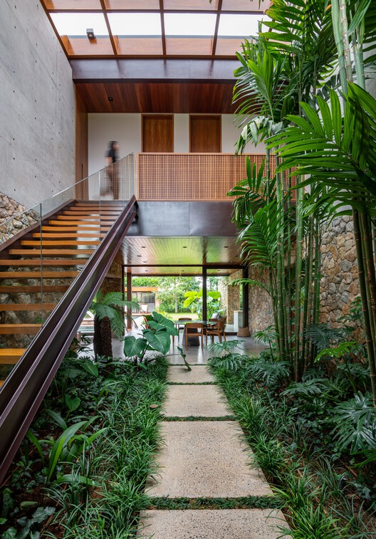 Residência ZV / F:Poles Arquitetura - Наружная фотография, Сад