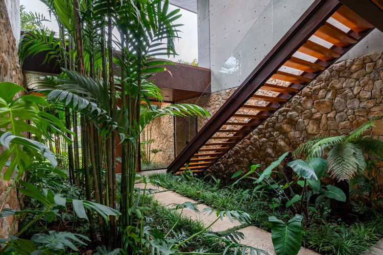 Residência ZV / F:Poles Arquitetura - Наружная фотография, Сад