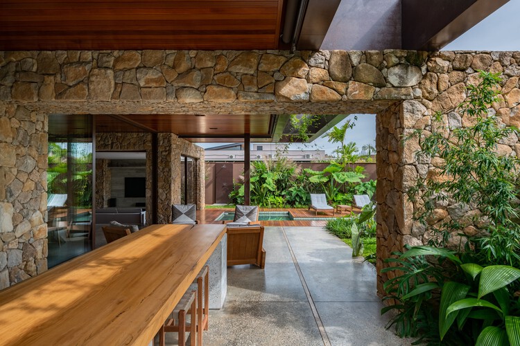 Residência ZV / F:Poles Arquitetura - Интерьерная фотография, Стол, Балка, Патио