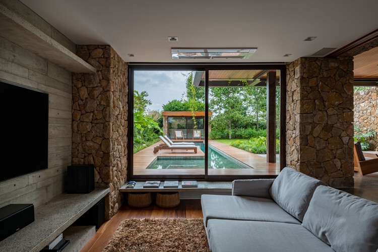 Residência ZV / F:Poles Arquitetura - Интерьерная фотография, Гостиная, Окна, Стул, Балка