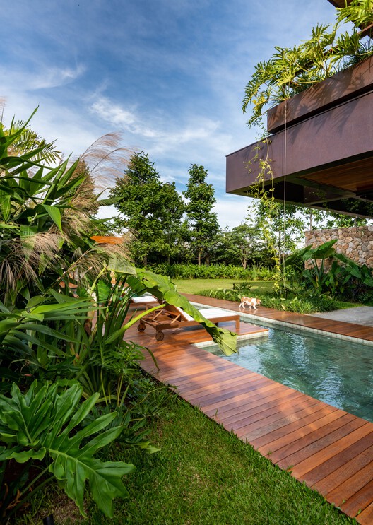 Residência ZV / F:Poles Arquitetura - Наружная фотография, Сад, Двор