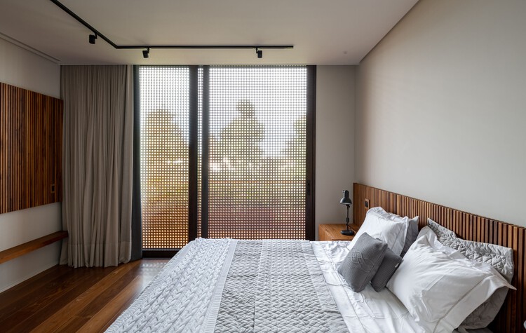 Residência ZV / F:Poles Arquitetura - Интерьерная фотография, Спальня, Кровать