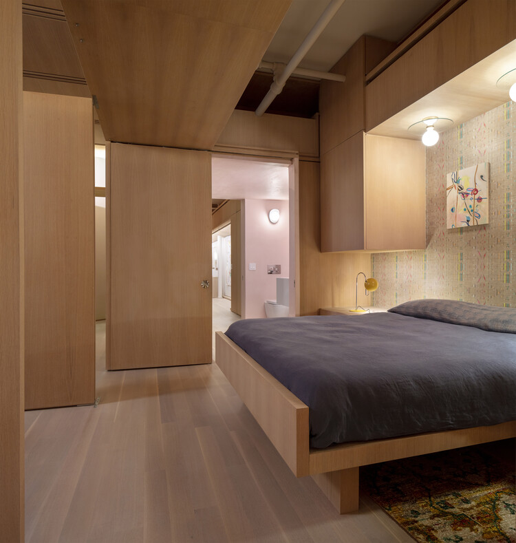 Soho Art Loft / Архитектура Фуллера / Оверби + Архитектура Дайан Льюис - Интерьерная фотография, Спальня, Кровать, Балка