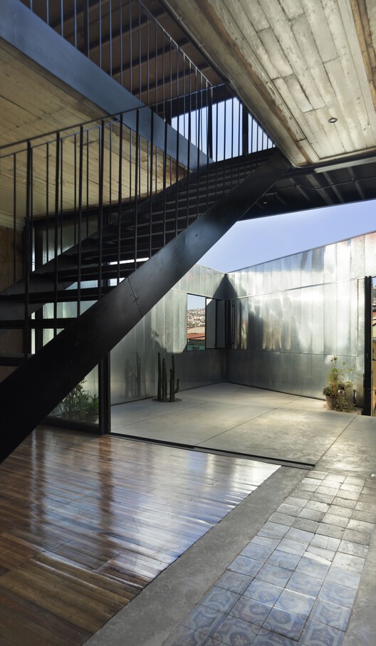 Montt 727 Restoration / Fantuzzi + Rodillo Arquitectos - Интерьерная фотография, лестницы, балки
