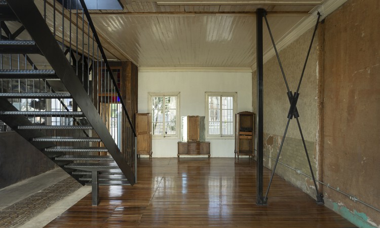 Montt 727 Restoration / Fantuzzi + Rodillo Arquitectos - Интерьерная фотография, Лестницы, Перила, Балка