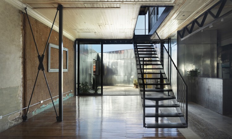 Montt 727 Restoration / Fantuzzi + Rodillo Arquitectos - Интерьерная фотография, лестницы, перила