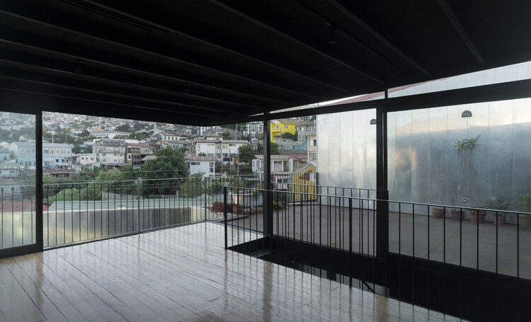 Montt 727 Restoration / Fantuzzi + Rodillo Arquitectos - Интерьерная фотография, забор, перила