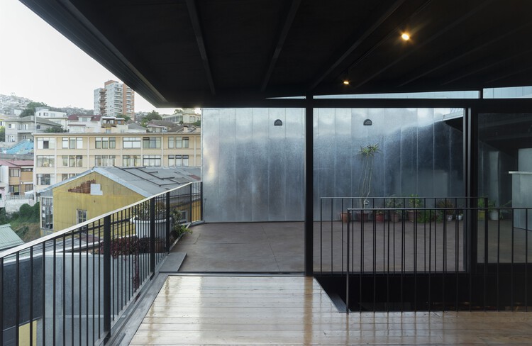 Montt 727 Restoration / Fantuzzi + Rodillo Arquitectos - Интерьерная фотография, Окна, Забор, Фасад, Перила