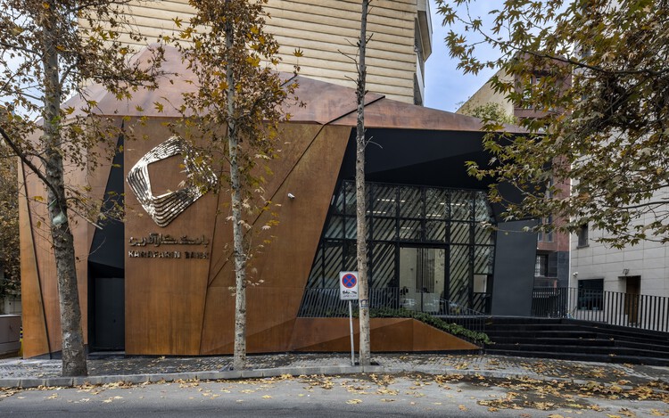 Карафарин Банк / NextOffice - Фотосъемка Экстерьера, Кирпич, Окна, Фасад