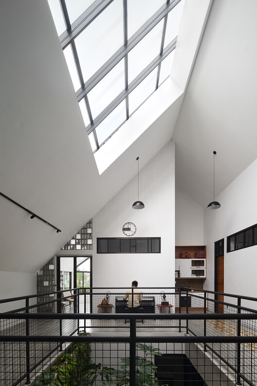 Жилой и пансионат Грия Кос Навастика / Saturasi Architects - Интерьерная фотография, Освещение, Окна, Перила