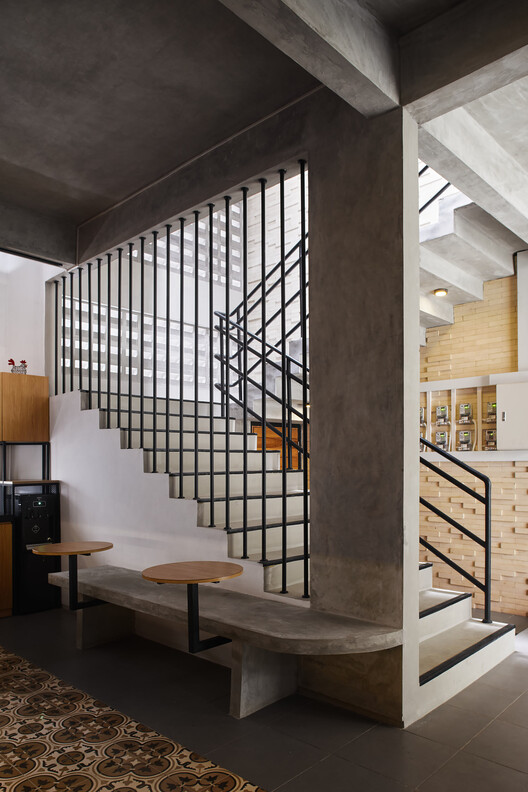 Жилой и Пансион Грия Кос Навастика / Saturasi Architects - Интерьерная фотография, Лестницы, Стол, Стул, Балка