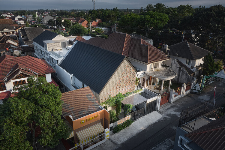Жилой и пансионат Грия Кос Навастика / Saturasi Architects - Экстерьерная фотография, Окна, Городской пейзаж