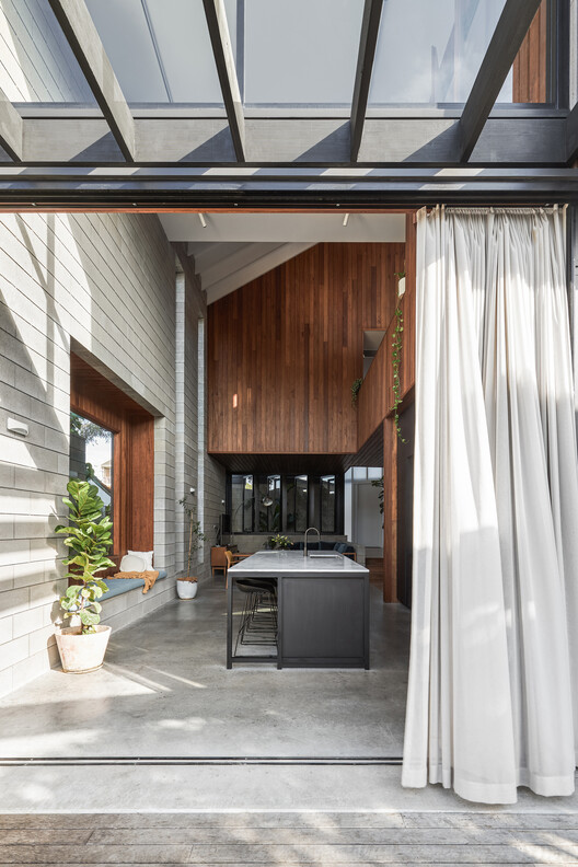 Tin Lizzie House / Shane Denman Architects - Интерьерная фотография, кухня, стол, окна, стул, балка
