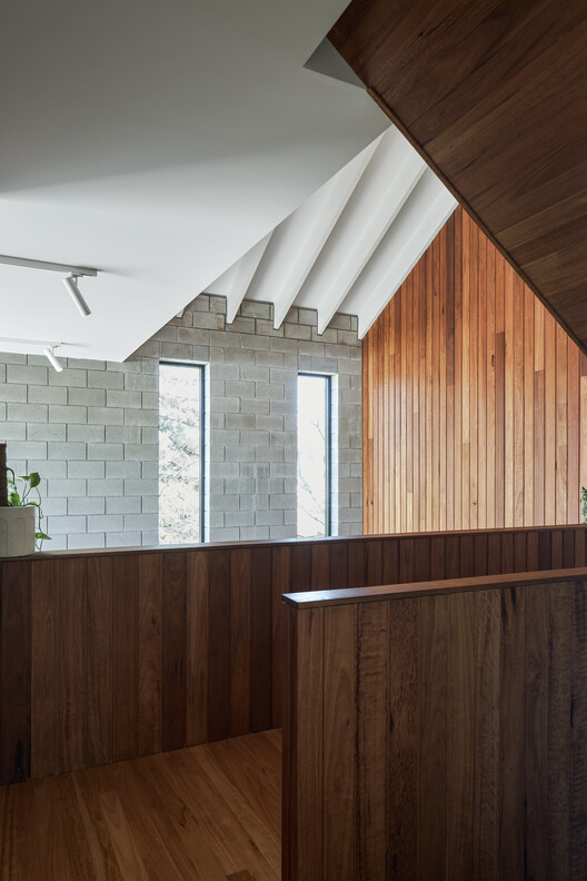 Tin Lizzie House / Shane Denman Architects - Внутренняя фотография, окна, балка, перила